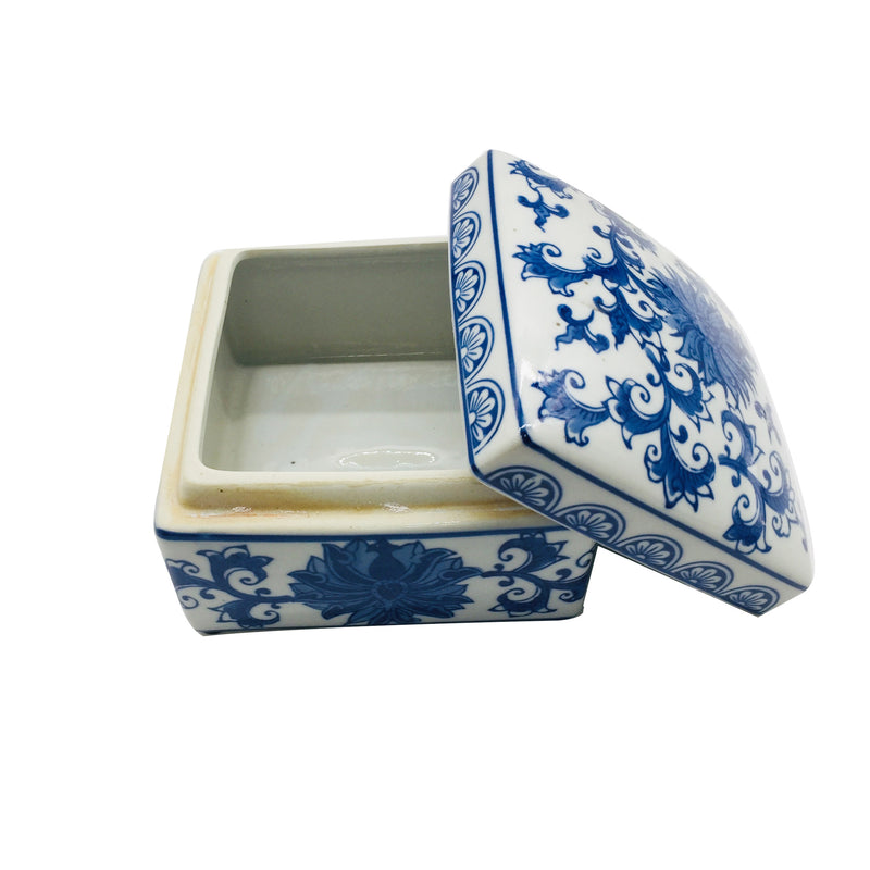 blue and white chinoiserie box  
